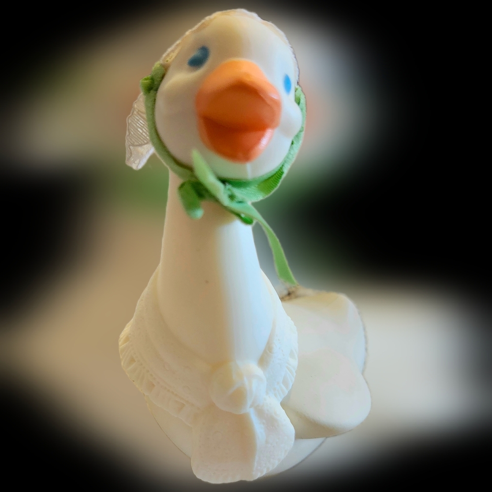 Vintage Avon's Mrs. Quackles  "Delicate Daisies" Perfume Bottle (STILL IN BOX) - Picture 6 of 12